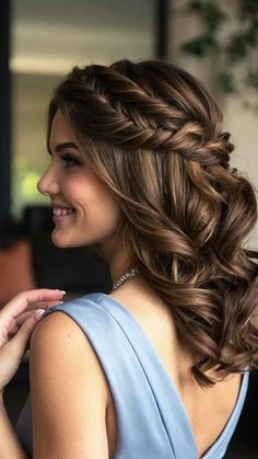 Open Hair Styles For Medium Length Hair, Open Hair Hairstyle For Wedding, Bridesmaid Simple Hairstyles, Prom Simple Hairstyles, Trendy Braided Hairstyles 2024, Cute Open Hair Hairstyles, Open Hair Styling, Hairstyles For Weddings Bridesmaid, Bridesmaid Hair Brunette