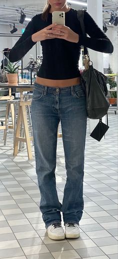 Fall Outfits Black Pants Work, Lazy Day Street Style, 13 Aesthetic Outfits, Stockholm Autumn Fashion, Stockholm Style Fashion, Ootd School Winter, Outfit Inspo School Winter, Autumn Fits 2023, Ootd Ideas For School