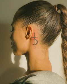 Tattoo behind the ear. Sword with moon. Back Ear Tattoo, Small Neck Tattoos, Behind Ear Tattoos, Throat Tattoo, Back Of Neck Tattoo, Neck Tattoos Women, Neck Tattoos, Discreet Tattoos, Elegant Tattoos