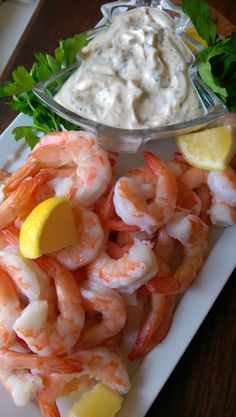 shrimp with lemon wedges, parsley and dip