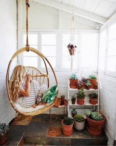 LIV for interiors / Why you Need a Hanging Egg Chair Egg Chair Decoration Ideas, Hanging Egg Chair Outdoor, Chair Decoration Ideas, Egg Chair Outdoor, Sunroom Decorating, Hanging Egg Chair, Sunroom Ideas, Casa Vintage, Chair Outdoor