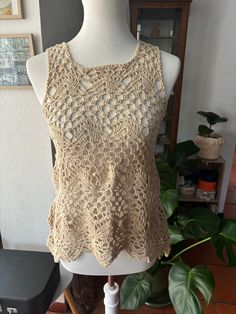 Magnificent women's handmade crochet top in elegant cotton thread, lace stitch, link to close at the back, very beautiful outfit, size 36/38 Crochet Top Tank, Crochet D, Cropped Tube Top, Top Tank, Cotton Thread, Tube Top, Handmade Crochet, Beautiful Outfits, Womens Clothing Tops