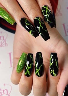 We are going to show off you here so much cool and prettty nails designs for every fashionable woman to show off in year 2020. You can see here how amazing look these black and green nails have. You just need to explore here and pick one of the best nails designs for you to try nowadays. Holloween Nails, Witchy Nails, Green Nail Art, Halloween Acrylic Nails, Green Nail Designs, Nail Jewels, Goth Nails, Edgy Nails, Smink Inspiration