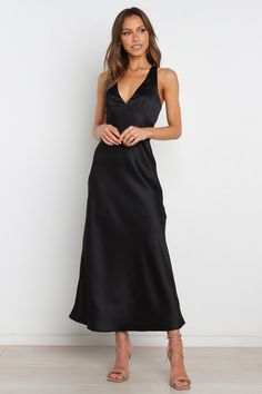 Black Slip Dress Formal, Sisterhood Round, Outfit Verano, Midi Dress Formal, Black Dress Outfits, Silk Outfit, Guest Attire, Usa Dresses