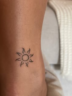 Sun, sun tattoo, holiday tattoo, tiny tatt, small tattoos, tattoo idea Simple Sun Tattoo, Henne Tattoo, Sunshine Tattoo, Ankle Tattoos For Women, Hand And Finger Tattoos, Tasteful Tattoos, Sun Tattoos