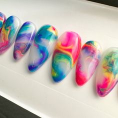 Marble Nails Colorful, Unique Nails Almond Shape, Gel Nails 2024 Trends Summer, Fall 2024 Acrylic Nails, Fun End Of Summer Nails, Marbled Acrylic Nails, Multi Chrome Nails, Nail Pigment Powder Art, Marble Chrome Nails