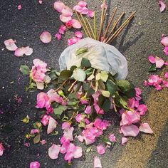 a bunch of flowers that are laying on the ground