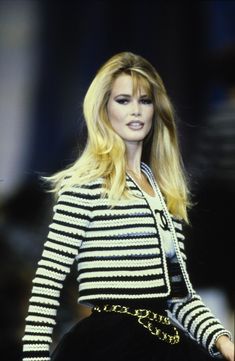 Chanel Spring 1992 Ready-to-Wear Fashion Show Collection: See the complete Chanel Spring 1992 Ready-to-Wear collection. Look 104 Chanel Style Jacket, Coco Chanel Fashion, Chanel Runway, 90s Runway Fashion, Original Supermodels, Chanel Couture, Chanel Spring, Claudia Schiffer, Nice Style