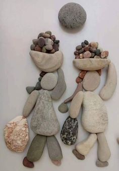 some rocks and stones are arranged in the shape of people