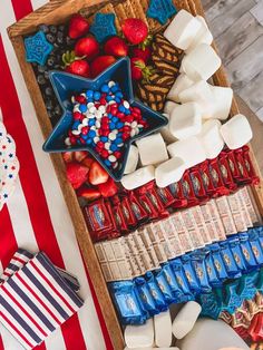 Patriotic S'mores Board Memorial Day Ideas Party, Memorial Day Cookout Decorations, 4th Of July Smores Bar, Ideas For 4th Of July Party, Fourth Of July Ideas Decorations, Kids Fourth Of July Party, Hosting Fourth Of July Party, Fourth Of July Board, 4 Of July Ideas