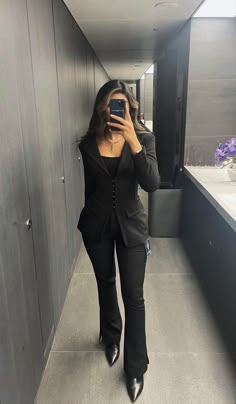 Professional Outfits Women Long Sleeve, Law Clothes Work Outfits, How To Dress Like A Lawyer, Professional Outfits Women Lawyer, Womens Work Suits Office Wear, Businesswear Aesthetic, Business Outfits For Women Aesthetic, Work Attire Aesthetic, Laywer Aesthetic Girl