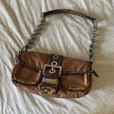 Brown Prada Bag, Baguette Bag Outfit, Y2k Bags, Y2k Accessories, Bag With Chain, Stylish Handbags, Key To My Heart, Baguette Bag, Pretty Bags