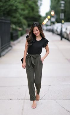 business-casual-outfits-for-women-in-their-30s Corporate Outfit, Office Outfits Women Casual, Teacher Fits, Chique Outfit, Outfit Essentials, Skirt Diy, Work Outfit Office, Drape Pants, Extra Petite