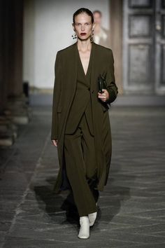 Jil Sander Spring/Summer 2020 Ready-To-Wear Collection Milano Fashion Week, Fashion Show Collection, Vogue Paris, Jil Sander, Primavera Estate, Modest Fashion, Capsule Wardrobe, Runway Fashion