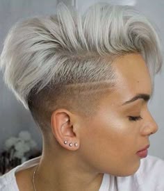 Long On Top Short On The Sides Haarschnitt für Frauen Unique Hair Cuts, Female Hairstyles, Short Undercut, Undercut Long Hair, Short White Hair, Short Shaved Hairstyles, Short Hair Undercut, Undercut Pixie, Short Pixie Haircuts