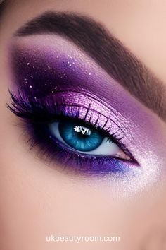 Makeup Ideas Eyes, Eye Paintings, Make Up Eyes, Eye Aesthetic, Aesthetic Eye, Make Up Designs, Eyes Aesthetic, Pretty Eye Makeup, Bright Eye Makeup