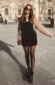 Scotland Outfit Ideas, Beige Summer Dress, Scotland Fashion, Dress And Boots, Author Event, Pullovers Outfit, Simple Fall Outfits, Pullover Outfit, Berlin Fashion