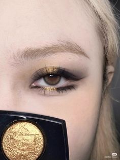 Rusty Eyeshadow Looks, Adrogonus People, Thick Eyeliner Looks, Natural Makeup Hooded Eyes, Chromatic Makeup, Black Lipstick Looks, Unique Eyeliner Looks, Makeup For Work, Make Up Inspiration