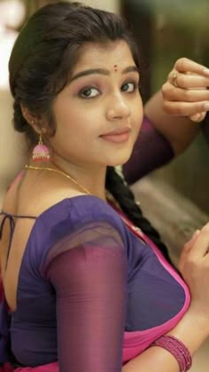 Natural Beauty Face, Bhavana Actress, Saree Blouse Styles, Ultra Beauty, Actress Without Makeup, Anushka Shetty, Beautiful Bra, Women Faces, Women Photography