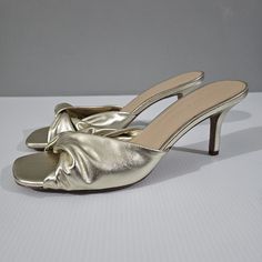 Veronica Beard Melli Twisted Mule Sandal Heel Platinum Gold Leather Nwot * Size: 8 M (Medium Width) * Color: Platinum Gold * Soft Leather Uppers * Twisted Strap * Slip-On Style * Open Toe * Leather Lining * Leather Footbed * Stiletto Heel * Leather Outsole * 2.5" Heel Condition: New Without Tags (These Were Store Displays And Show Light Wear And Marks To The Soles. Please See All Attached Photos And Reach Out If You Have Any Further Questions!) - Pair Of Shoes In All Photos Is Exact Pair You Are Store Displays, Mule Sandals, Veronica Beard, Gold Leather, 8 M, Stiletto Heel, Mule, Shoes Women Heels, Soft Leather