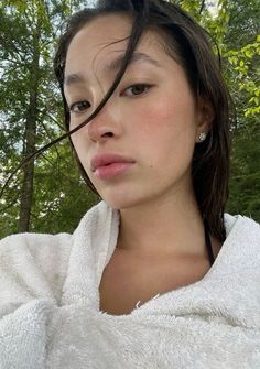 Clear Skin Aesthetic, Holly Lim, Skin Aesthetic, Nature Makeup, No Makeup Makeup, Face Art Makeup, No Makeup, Aesthetic Ideas, Skin Radiance