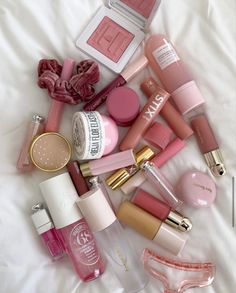 Makeup Wishlist Ideas, Make Up Astethic, Blush Makeup Products, Pinkish Makeup, Trending Makeup Products, Pink Makeup Aesthetic, Pink Aesthetic Makeup, Pretty Pink Aesthetic, Blush Aesthetic