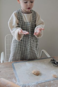 100% linen cross back apron for toddlers & kids with 2 pockets. Available in 10 colours and patterns. A practical and playful piece of linen that is perfect to encourage your little one to help you out in the kitchen. This Japanese style inspired linen apron will set your child's movements free and keep their clothes protected and clean. Perfect as a gift for Christmas or a birthday, you can twin it with our Dirvolira apron for adults, too:  https://www.etsy.com/listing/1575123996/linen-pinafore Apron Kids, Kids Skirt Apron, Simple Apron Kids, Linen Apron Pinafore, Linen Christmas Stocking, Linen Pinafore Apron, Child’s Apron, Linen Pinafore, Toddler Apron