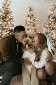 Photographer: @stephanietrxn  Christmas photoshoot inspo, family photoshoot, couple photoshoot, mini sirt christmas photoshoot ideas Christmas Photos With Dogs Xmas Cards, Couple Christmas Pictures Plus Size, Christmas Photo Couple Ideas, Couple Holiday Photos Xmas Cards, Photoshoot Christmas Family, Christmas Pictures Couples Outfits, Christmas Picture With Dog, Couple Christmas Photoshoot Studio, Christmas Picture Ideas For Instagram