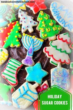 there are many decorated cookies on the plate