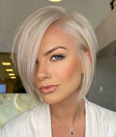 Top 30 Hairstyles for Fine Hair 2024: Chic & Effortless Trends - divagaze.com Short Aline Bob, Aline Bob Haircuts, Ash Blonde Short Hair, Bob Lung, Aline Bob, Platinum Blonde Bobs, Kort Bob, Κούρεμα Bob, Short Blonde Bobs