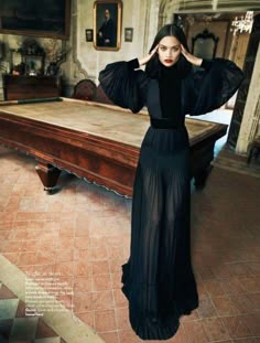 Sukienki Maksi, Georgette Gown, Vogue India, Bohol, Looks Street Style, Long Black Dress, Mega Man, Gorgeous Gowns, Dark Fashion