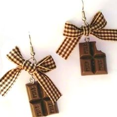 Cute Earrings To Let Everyone Know That You Are As Sweet & As Flavorful As A Chocolate Candy Bar. And They Also Make A Fun Addition To Your Earring Collection. Chocolate Accessories, Chocolate Jewelry, Kawaii Earrings, Chocolate Candy Bar, Earring Collection, Food Jewelry, Bow Knot, Dream Jewelry, Chocolate Candy