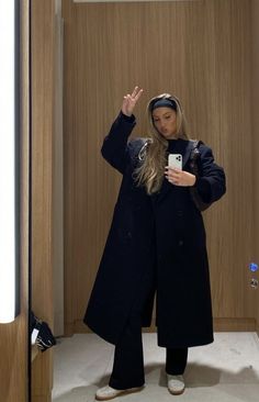 Pea Coat Outfits Women Casual, Black Long Coat Aesthetic, Peacoat Winter Outfit, Style Long Black Coat, Long Coat And Hoodie Outfit, Oversized Black Trench Coat Outfits, Long Black Coat Outfit Winter Casual, Long Jacket Winter Outfit, Maxi Winter Coat