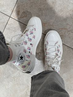 #converse #sneakers #shopping #shoes #ootd #fashion Flower Converse, Shopping Shoes, Cargo Pants Outfit, Cute Nikes, Swag Shoes, Converse Sneakers, Fall Shoes