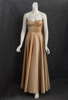 Mainbocher color-blocked evening gown, c.1950. Fashion Through The Decades, Vintage Evening Gowns, Satin Evening Gown, Fifties Fashion, Satin Evening Dresses, Fashion 1950s, Vintage Textile, Vintage Gowns, Grad Dresses