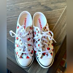 Beautiful Nwt Converse Women’s Mules With Strawberries. Perfect For Summer Or Strawberry Festivals Strawberry Converse, All Star Lugged, Converse Women, All Star Shoes, Shoes Converse, Converse White, New Converse, Converse Chuck 70, Levi Jeans 501