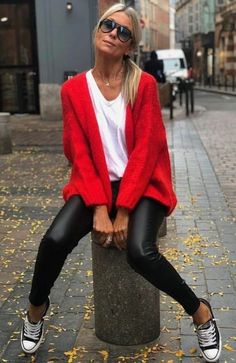 Trendy Christmas Outfits, Outfits With Converse, Mode Casual, Red Cardigan, Cardigan Outfits, Red Sweater, 가을 패션, Casual Street Style, Mode Inspiration