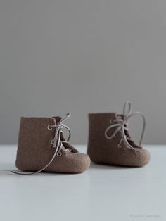 Newborn booties Natural wool boots Felted unisex eco friendly ash brown shoes Pregnancy reveal Baby's first Christmas gift Neutral color Felt Booties, Wool Boots, Baby's First Christmas Gifts, Gender Neutral Colors, Greyish Brown, Ash Brown, Pregnancy Reveal, Brown Shoes, Wet Felting