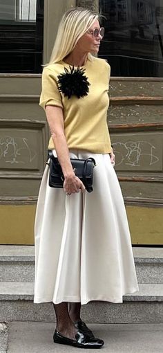 Street Style 2024 Spring 2024 Street Style, Minimal Outfit, Spring Skirts, Classy Work Outfits, Looks Street Style, Fashion Victim, Street Style Chic, Feminine Dress