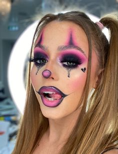 Misfit Clown Makeup, Cool Costume Makeup, Halloween Makeup Clown Cute, Ringleader Makeup Halloween, Halloween Costume And Makeup Ideas, Cool Makeup Inspiration, Clown Make Up Woman, Trapeze Artist Makeup, Cute Halloween Clown Makeup