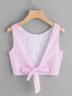 Top corto de rayas verticales y espalda abierta | SHEIN USA Open Back Shirt Pattern, Back Bow Blouse Design, Open Back Shirts, Crop Top Design, Fashion Tips For Girls, Crop Top Designs, Design Moda, Diy Vetement, Denim Crop Top