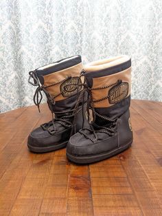 Vintage Boutny Snow boots Size 38/30 They fit a woman's 8.5-9 These Boots are vintage but in good condition please see pictures. If you live outside of the USA and would like me to ship to you just send me a message! For more fun finds visit my shop! https://etsy.me/2Sx7fCQ Best Boots Snow, 80s Ski Gear, Ski Bunnies, Russian Winter, Snow Gear, Ski Gear, Winter Shoes For Women, Bunny Outfit, Snow Boots Women