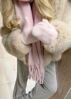 Coquette Lifestyle, Girly Winter, Scandi Girl, Winter Feeling, Rainy Day Outfits, Pink Xmas, Mode Zara, Pink Winter