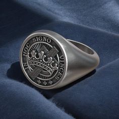 Ehren Sie das Vermächtnis der Tempelritter mit diesem sorgfältig gefertigten Tempelritter-Ring aus 925er Sterlingsilber. Dieser kraftvolle Ring zeigt die ikonischen Symbole der Tempelritter und der Freimaurer Traditionen, die für Tapferkeit, Ehre und das Bekenntnis zu höheren Idealen stehen. Entworfen für Damen und Herren, verbindet dieser von der Gotik inspirierte Ring historische Bedeutung mit moderner Handwerkskunst und macht ihn zu einem einzigartigen Statement-Schmuckstück für diejenigen, d Masonic Ring, Viking Ring, Retro Ring, Animal Rings, Historical Jewellery, Symbolic Jewelry, Cross Ring, Handmade Rings, Gifts For Brother