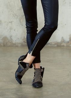 Flat Ankle Boots Outfit, Ankle Boots Outfit, Black Flat Ankle Boots, Shoes Trends, Flat Ankle Boots, Mode Shoes, Flat Booties, Studded Boots, Teal Dress