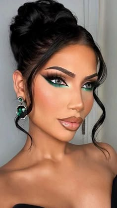 Emerald Eye Makeup, Machiaj Smokey Eyes, Makeup Rosa, Green Dress Makeup, Prom Eyes, Ball Makeup, Christmas Eye Makeup, Prom Eye Makeup