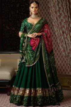 Bandhani Is Back In Trend & Designers Are Doing It In Beautiful Ways! Sukienki Maksi, Sabyasachi Lehenga, Saree Bollywood, Bandhani Dress, Indian Outfits Lehenga, Lehnga Dress, Mode Kimono, Designer Bridal Lehenga, Indian Bridal Lehenga