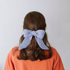 Easy and quick crochet project. It's a step-by-step pattern with photos, videos and explanations of what to do. To make this beautiful bow you need a small amount of yarn. You can make it from scratches. You will need: - 10-15g of yarn. I would recommend acrylic yarn or mix of acrylic and other type of yarn. It is light and keeps the shape very well. You can also try any other yarn.  - Use crochet hook same size as your yarn size. This pattern is written in standard US terms. There are no refund Quick Crochet Projects, Crochet Bow, Crochet Bows, Bow Ribbon, Quick Crochet, Yarn Sizes, Ribbon Hair, Types Of Yarn, Crochet Hook