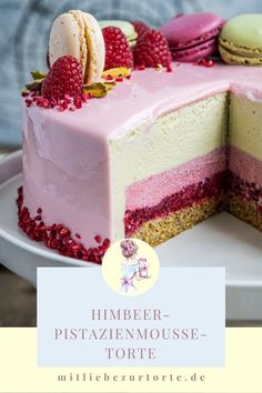 Rezept für die Himbeer-Pistazienmousse-Torte einfach merken und nachbackenLasst Euch das mal auf der Zunge zergehenZuerst wäre da ein saftiger Pistazien-Biskuitgefolgt von einem Himbeer-Fruchtkern und einer HimbeermousseEingeschlossen in einer luftigen Pistazienmousse und einer zartrosa Mirror glaze habt ihr ein Törtchen geschaffenwelches nicht nur schön anzusehen istsondern auch einfach nur für ein freudiges Lächeln im Gesicht sorgtAuf meinem Blog findet ihr das Rezept dazu Healthy Strawberry Recipes, Mirror Glaze, Summer Cakes, Cake Fillings, Sweets Cake, Mousse Cake