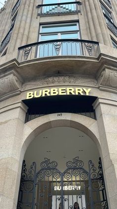 Burberry Aesthetic Wallpaper, Burberry Aesthetic, Burberry Wallpaper, Burberry Fashion, Life Goals Future, Fashion London, Building Aesthetic, Aesthetic Indie